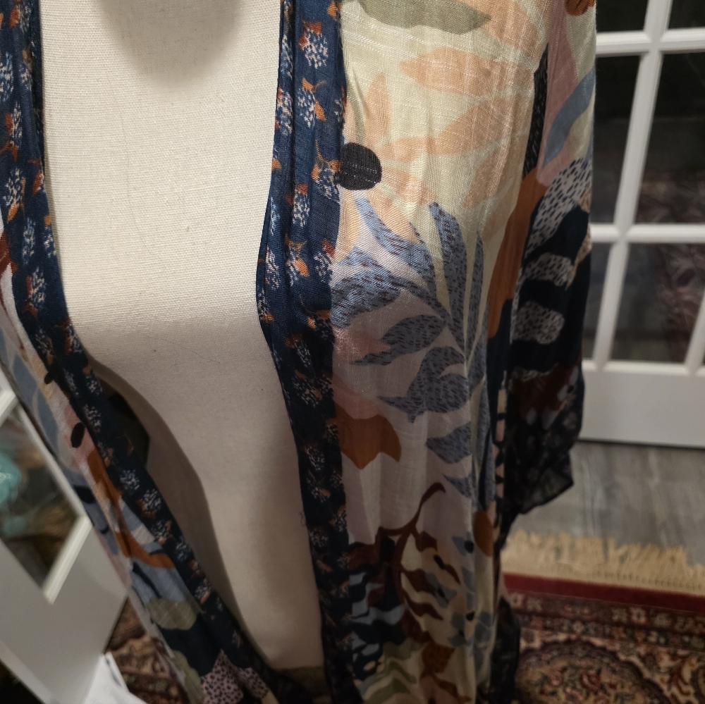 Avenue Zoe Viscose Scarf Cape Shawl. Floral pattern - Picture 7 of 7
